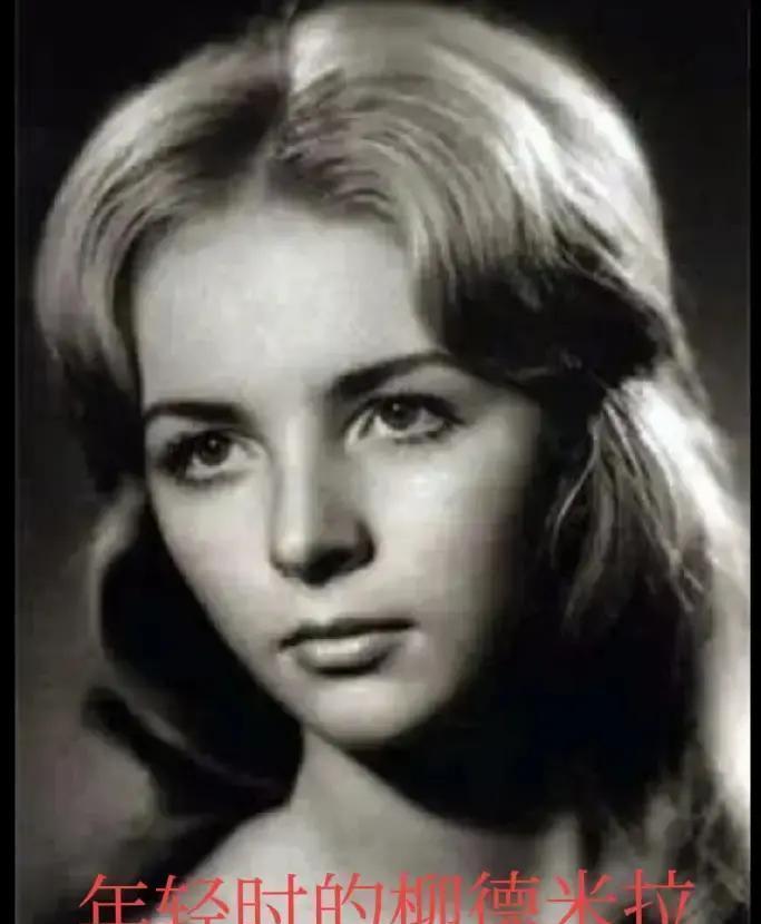 全俄媒体都在猜她怀没怀孕时，她签了份改变200个孩子命运的文件。
摄像头还对准她