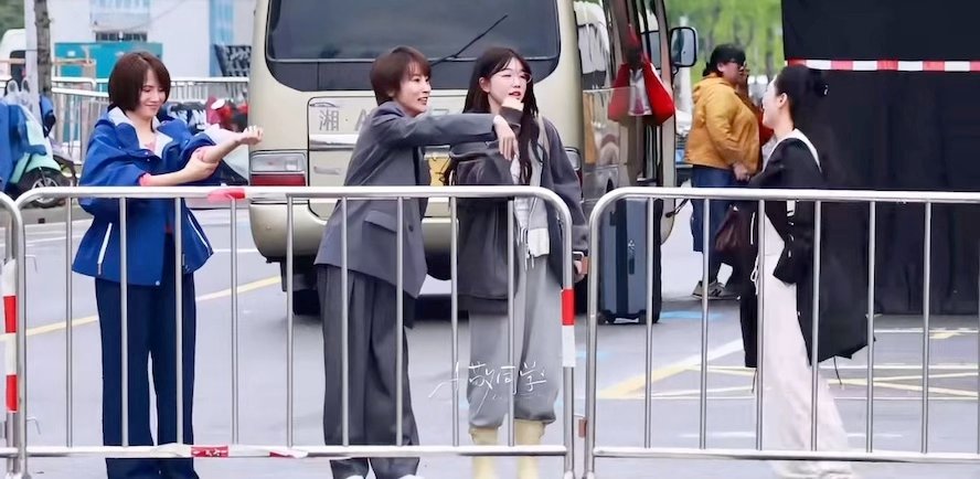 李心洁谢楠徐梦洁超模步徐梦洁拉陶昕然一起合照 姐姐们的上班路透好逗呀，互动超有爱