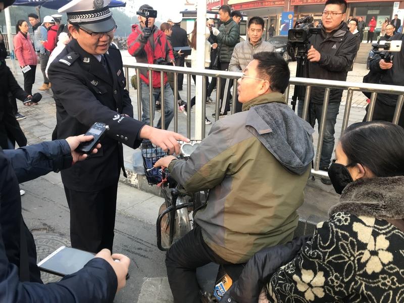 国庆期间，郑州交警和铁路民警用实际行动诠释了“人民公安为人民”的理念，让我们为他