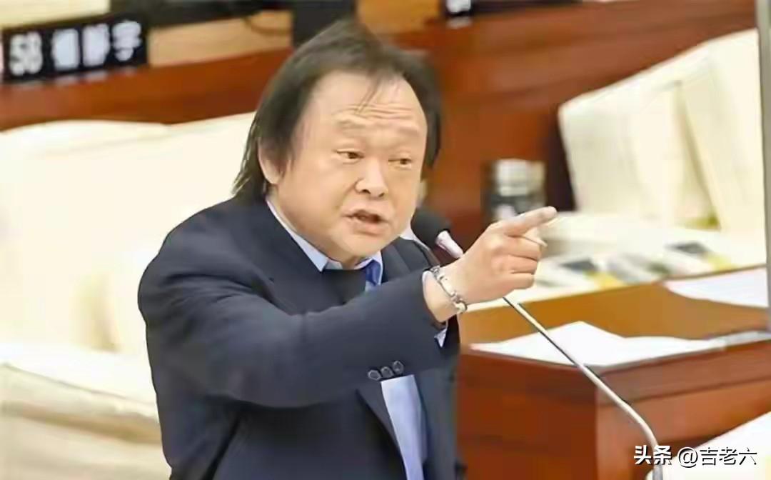台湾省的民代老人儿王世坚这次出了洋相，他被民进党老主席们敕封为"扶龙王"，可到如
