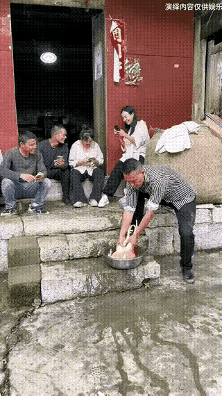 干活时一个人干，
吃饭时一堆人吃。
看着想想生气，就也不干了，
嗖……嗖……把杀