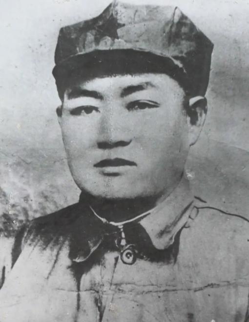1936 年，一场恶战过后红军团长牺牲，战友将他草草埋葬在荒山，一位贫苦老妇人，