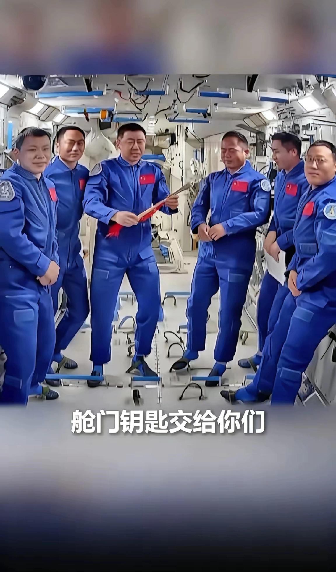 神舟二十号航天员返程途中突发险情！
一块太空碎片高速撞来的惊险瞬间，
地面指挥中