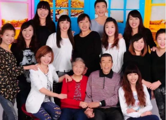 山西一对夫妻，生了11胎全是女儿，丈夫眼看妻子生不出儿子，无奈决定放弃，谁料，1