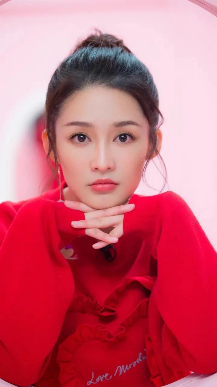 李沁，我国著名女演员，她的出现为娱乐圈注入了新的活力。自出道以来，李沁凭借其出色