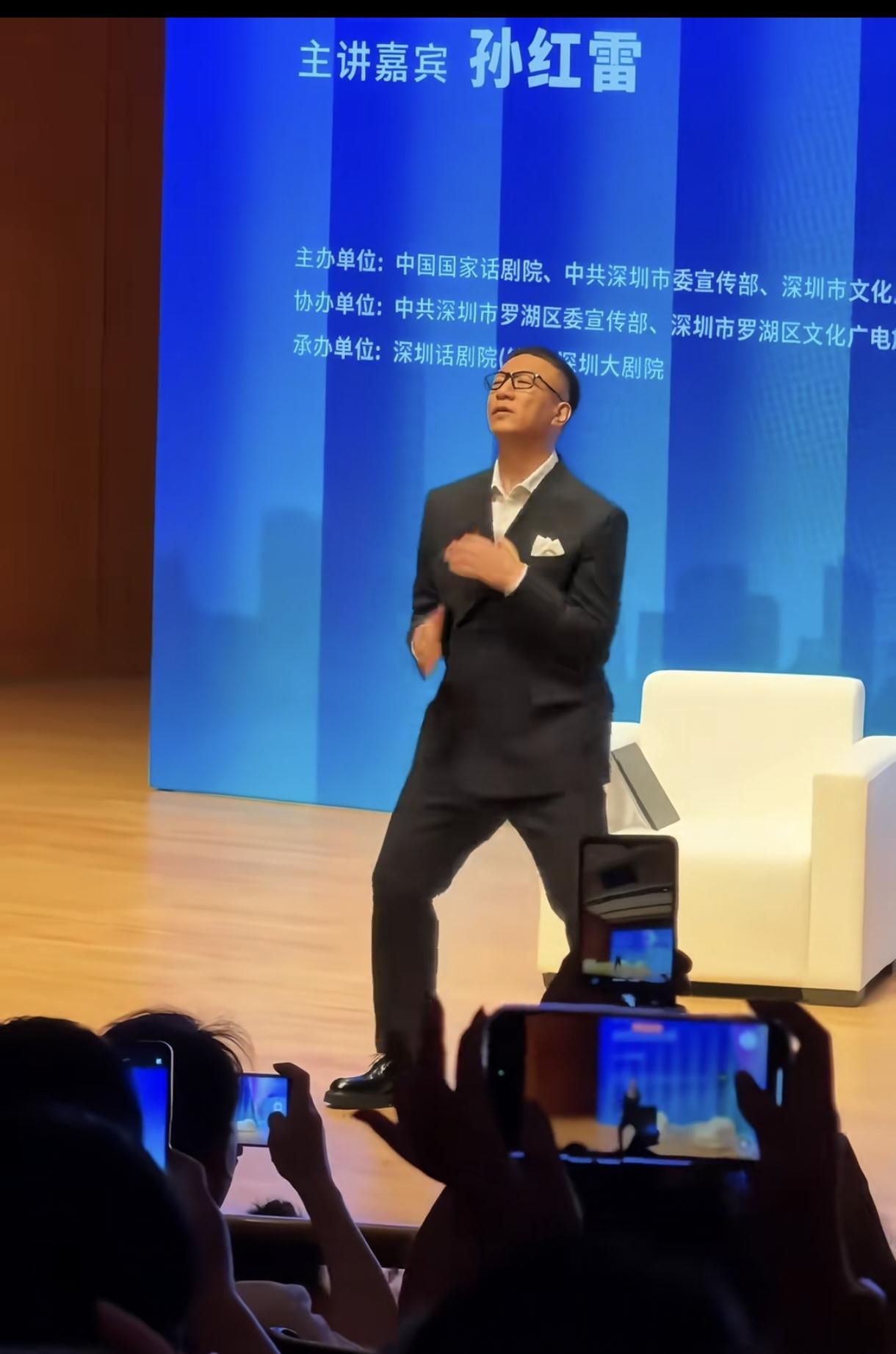 早就知道孙红雷会跳舞，是专业的，不是闹着玩的。一看事业就是从歌厅起步，专业霹雳舞