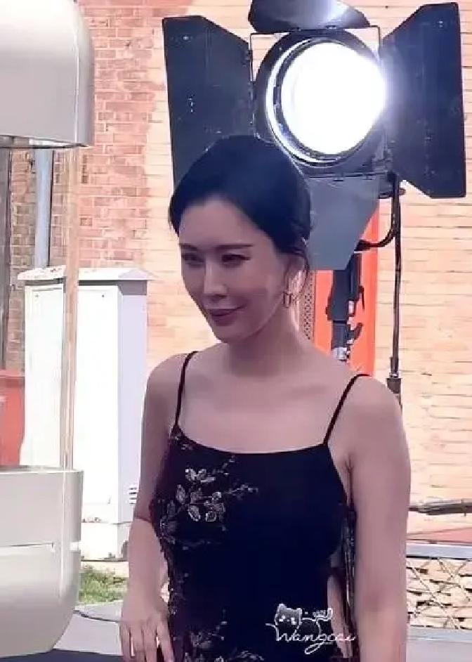 现在有些旗袍开衩都开到胳肢窝了。有人说这叫设计创新，看着是挺扎眼。不过实话实说，