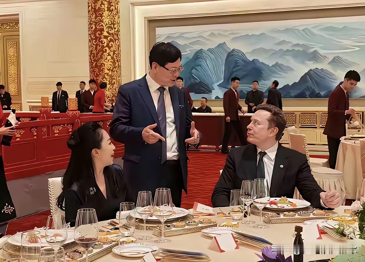 看到此图片，我只知道，马斯克，对于站在马斯克旁边与他交流之人是谁，我还真不知道，