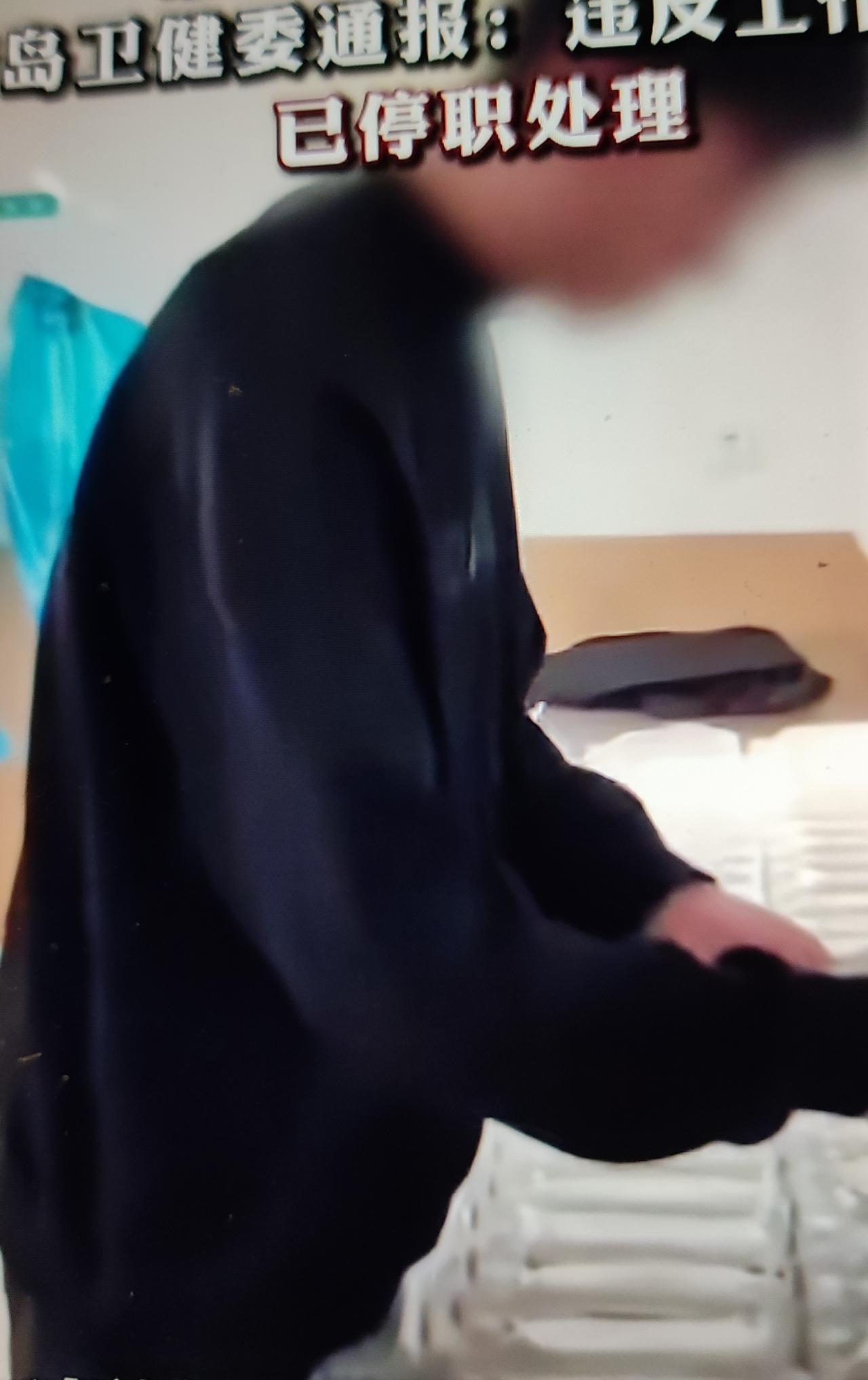 不作死就不会死！
青岛一护士发视频，炫耀男友陪值夜班，帮贴药瓶，参与配药，代写医