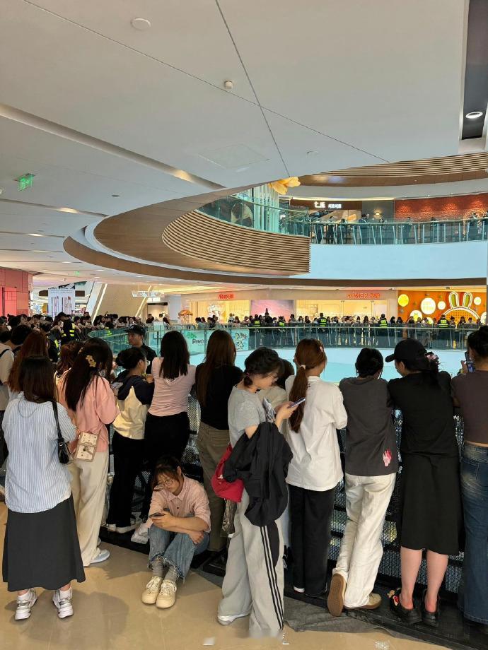 范丞丞杭州人气 从现场来看，观众还是挺热情的，杭州人也挺热情的！ 