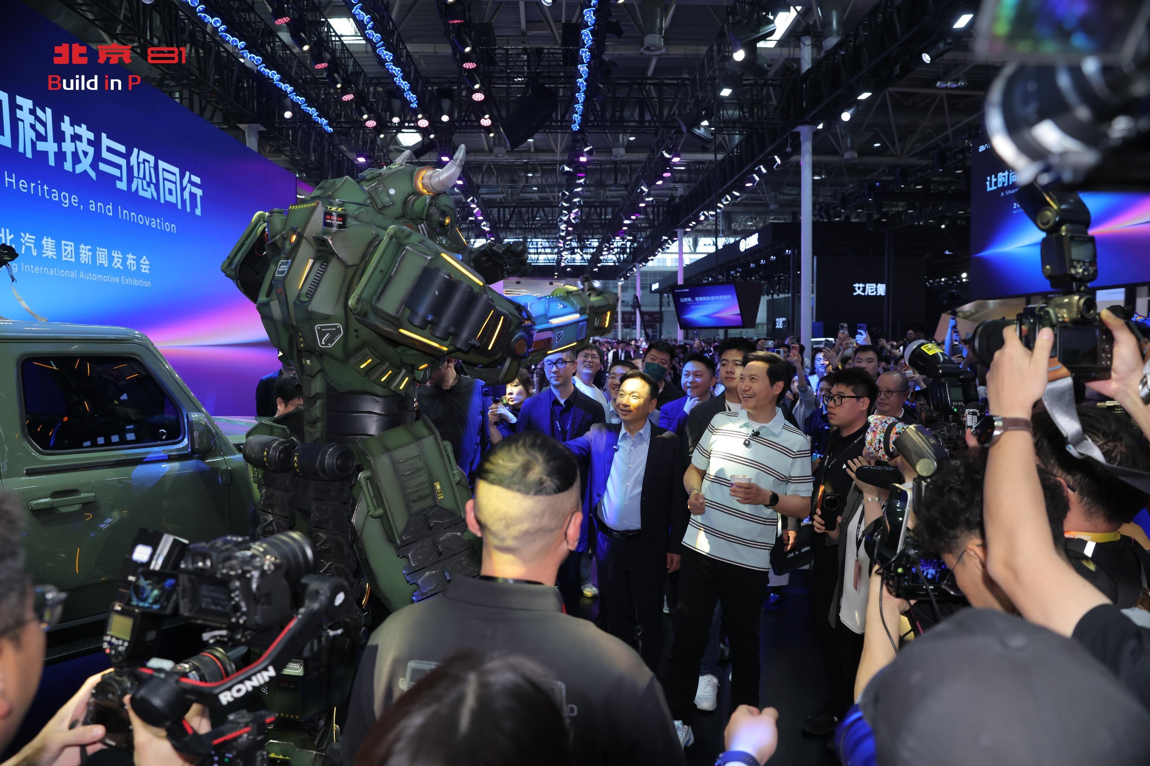 北京81展台曝雷了北京81战术方盒子✨顶流认证！雷军打卡北京81战术方盒子，军工