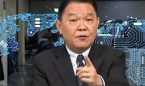 最近岛内有位学者黄征辉在电视上公开喊话，建议老百姓跟着务实路线走。他描绘了一幅两