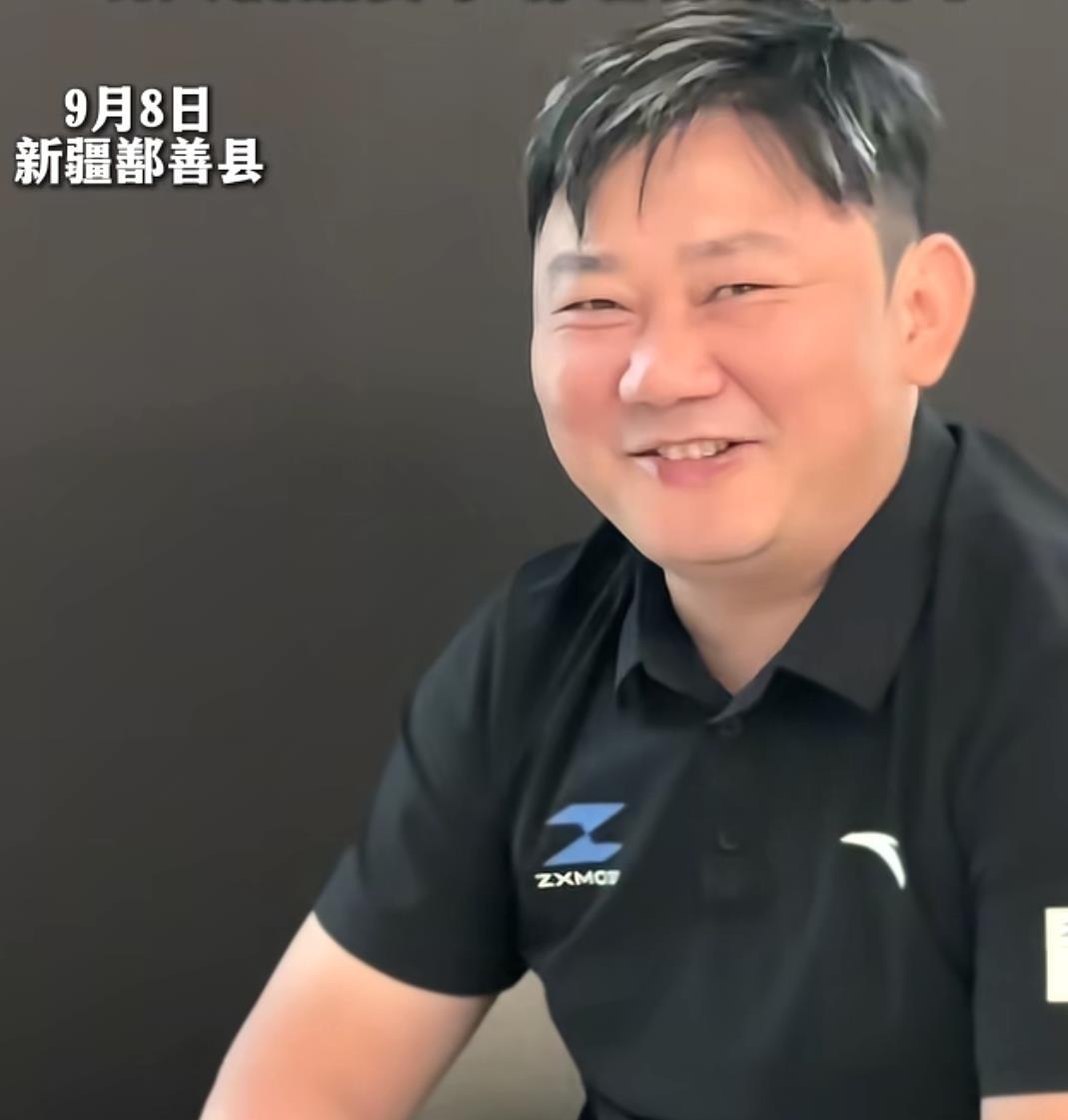 张雪突然窜到易军面前，把正直播的记者吓得一激灵，结果她第一句话不是寒暄，直接指着