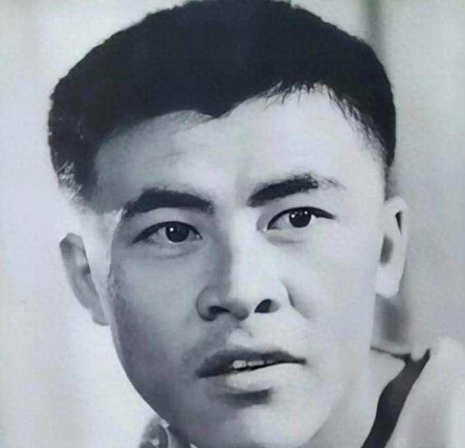 这张黑白老照片上的人，是一位出演过经典红色影片的老演员。他在《地道战》里有一段令