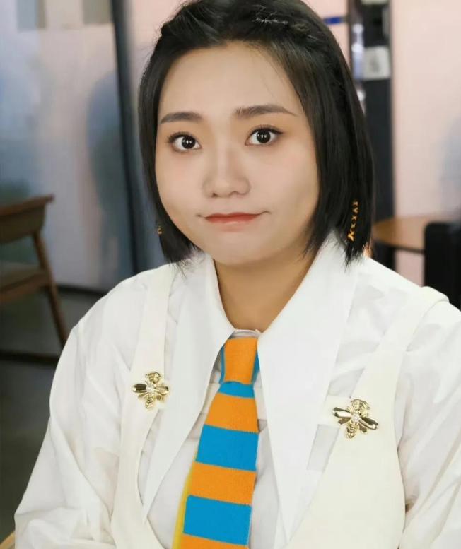 大家好，我是你们的脱口秀喜剧演员——李雪琴。今天我要给大家讲一个有趣的话题，那就