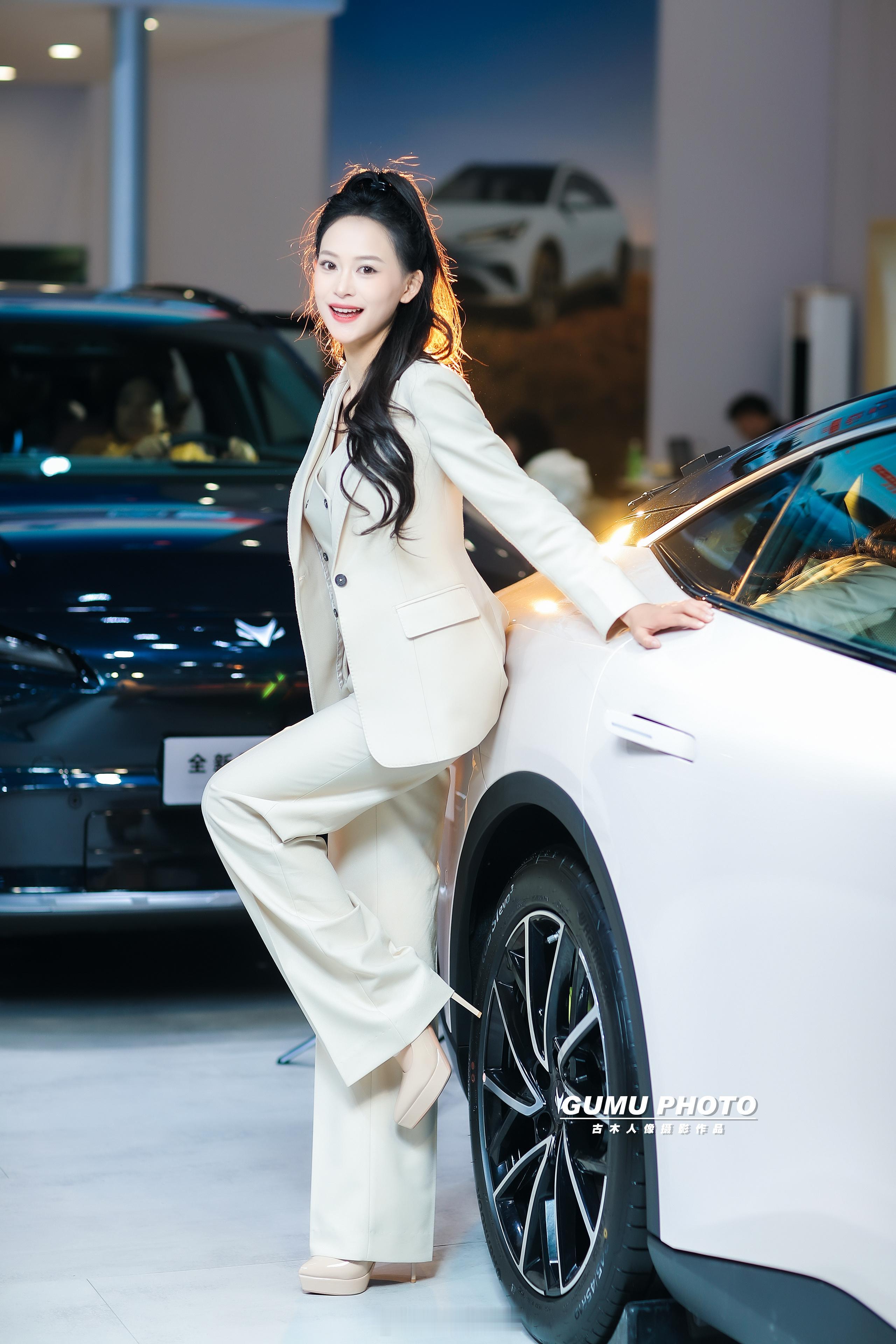 2025成都双十二车展极狐展台主持小姐姐2025成都双十二车展 