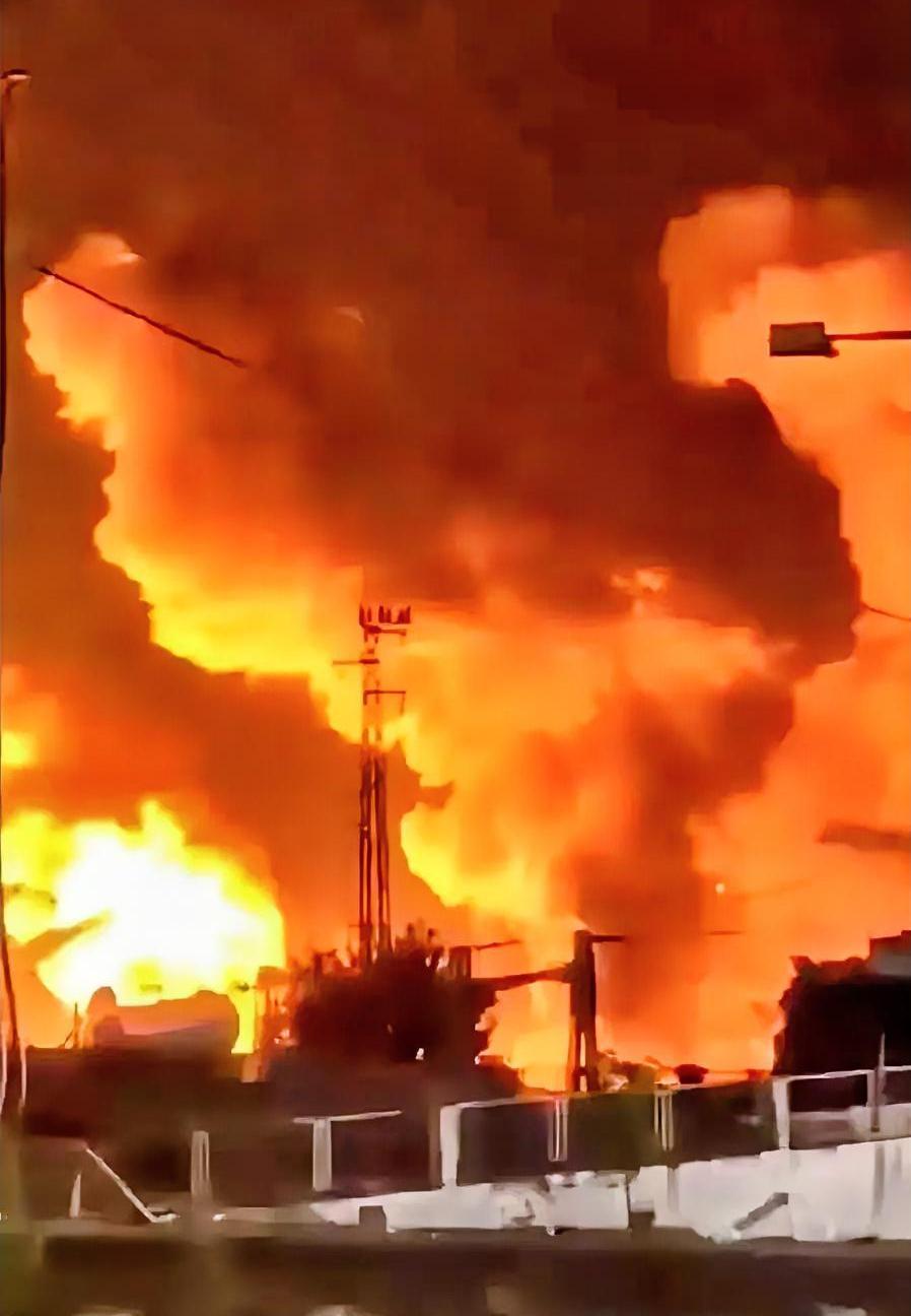 凌晨六点，7枚航空炸弹。
 
​就在美国总统特朗普兴高采烈地发帖，向全世界宣布“