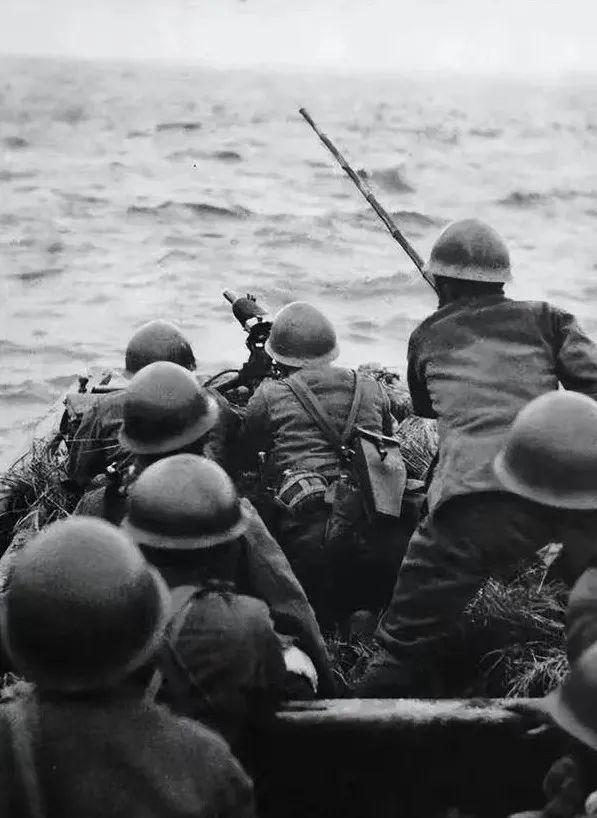 1942年，一位渔夫载着16名日军渡江。突然，他毫无征兆的撤下船桨，朝着江面纵身