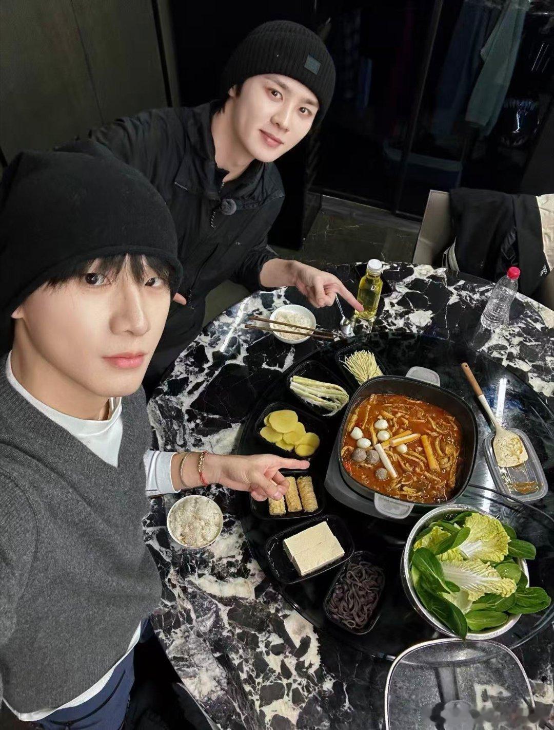 姚琛钱锟合作新歌姚琛钱锟新歌JYPSM世纪联姻从一起到处疯玩的“旅游搭子”升级成