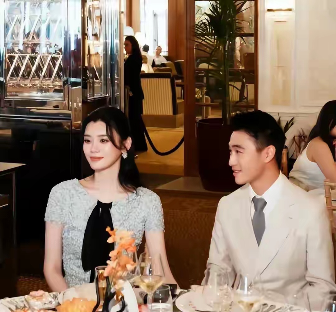 何猷君奚梦瑶婚礼前晚宴，四太与亲家到场见证，一对儿女当花童 
