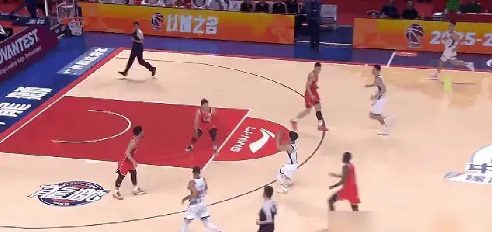 别再只盯着外援了。昨晚杀死比赛的，是一个身高178公分、年薪可能不到外援零头的国