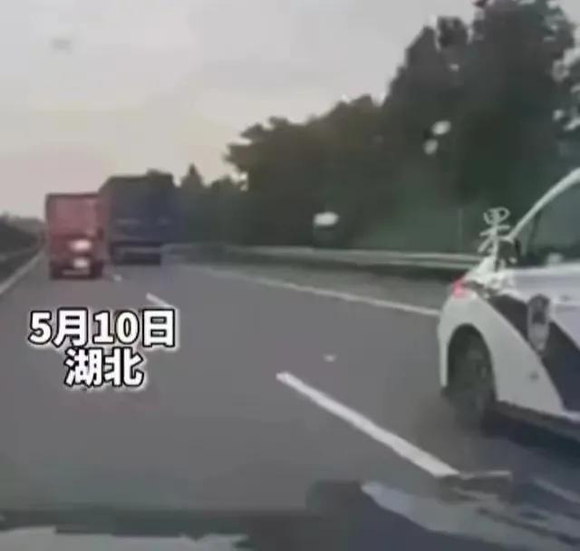 八面威风不可取！非特殊情况，就算是警车和警务人员，也不应太过于张扬和高调，过于高