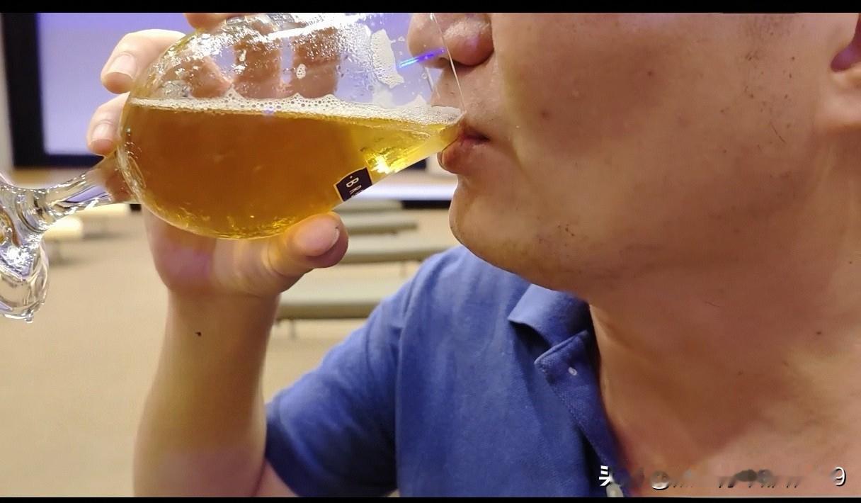 冲厕水净化后生产的啤酒，喝得下去吗？
作为一个极小的城市岛国，新加坡极度缺乏淡水
