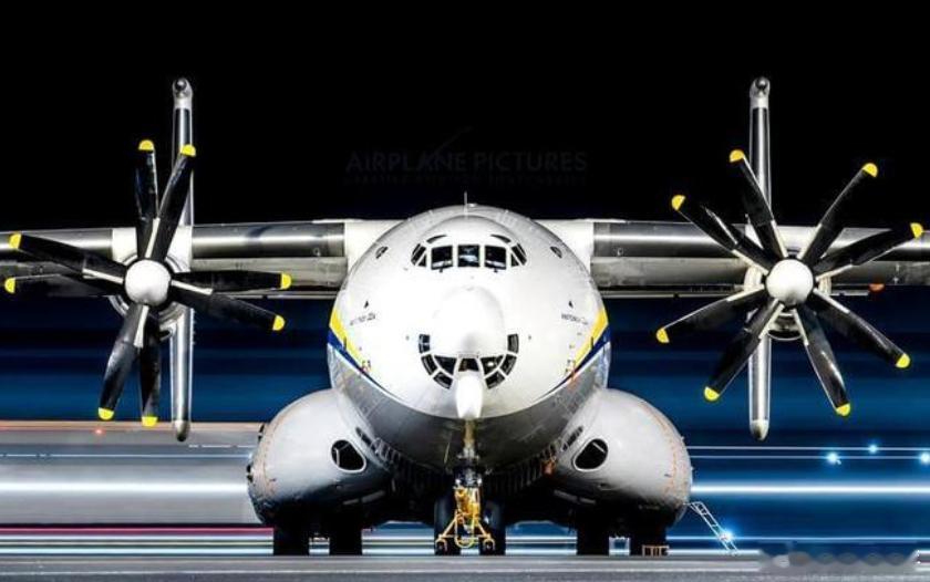 【俄罗斯安-22运输机被曝坠水，孙玉良：就像“老铁鸟”的传奇落幕】飞机残骸静静漂