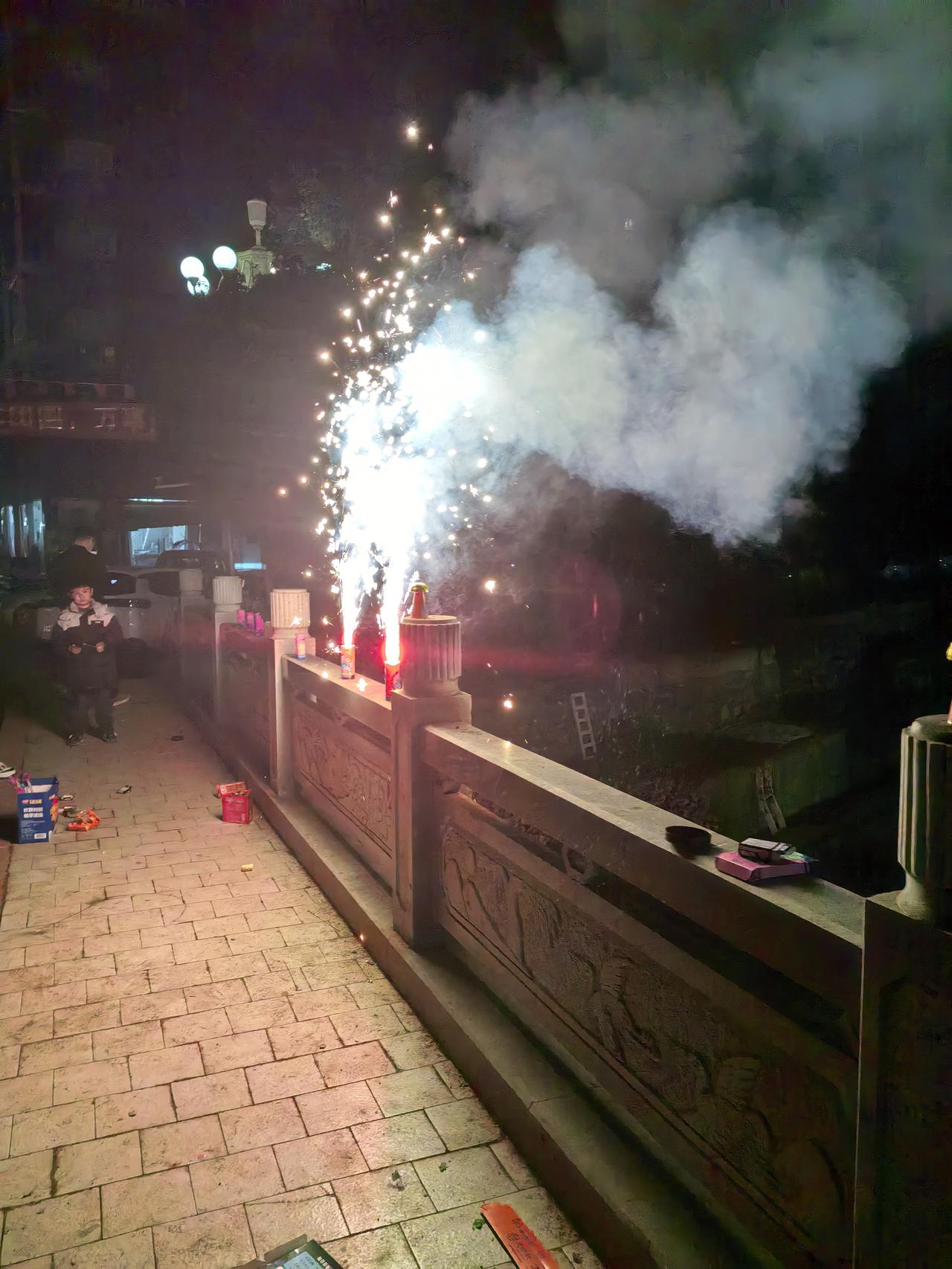 我的年度最爱，必须是放烟花！
 
没有一种快乐，比点燃引线、看着火花冲上夜空，再