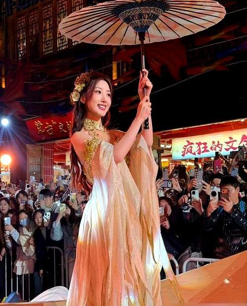 镜头正在成为美貌最大的“滤镜陷阱”。
 
很多人以为毛晓彤在屏幕里够甜了，其实那