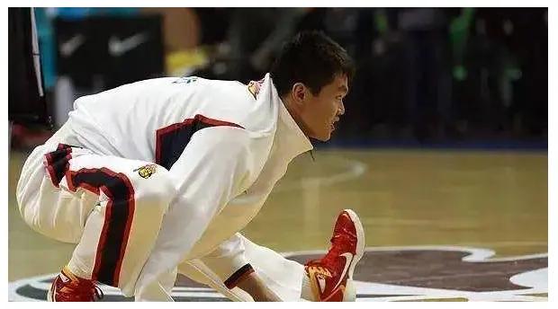 老男篮球员上脚篮球鞋之朱芳雨：nike hyperdunk2010