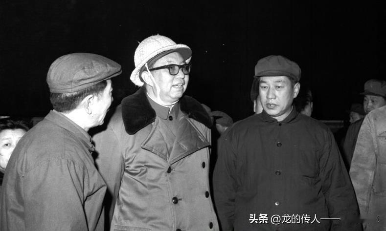1978年春节，华国锋到首钢看望钢铁工人，华国锋又来到出铁沟旁，观看高炉出铁的情