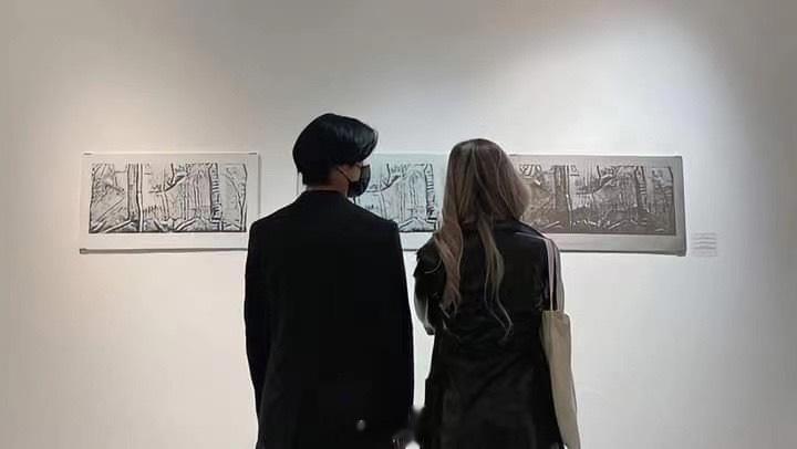 在充满艺术的房间里，我仍然会看向你。 ​​​