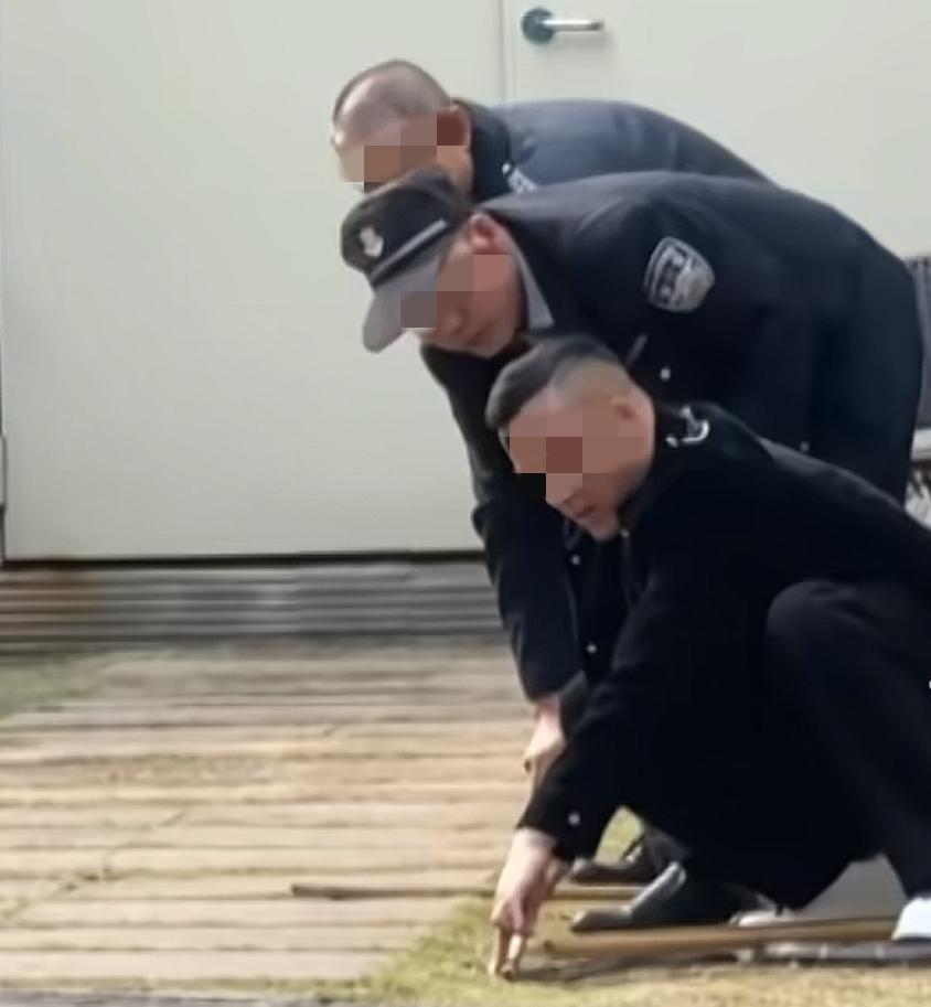 惊讶！
大哥捉蛇手法也太超了吧！
事情发生在2025年11月13号下午1点左右，