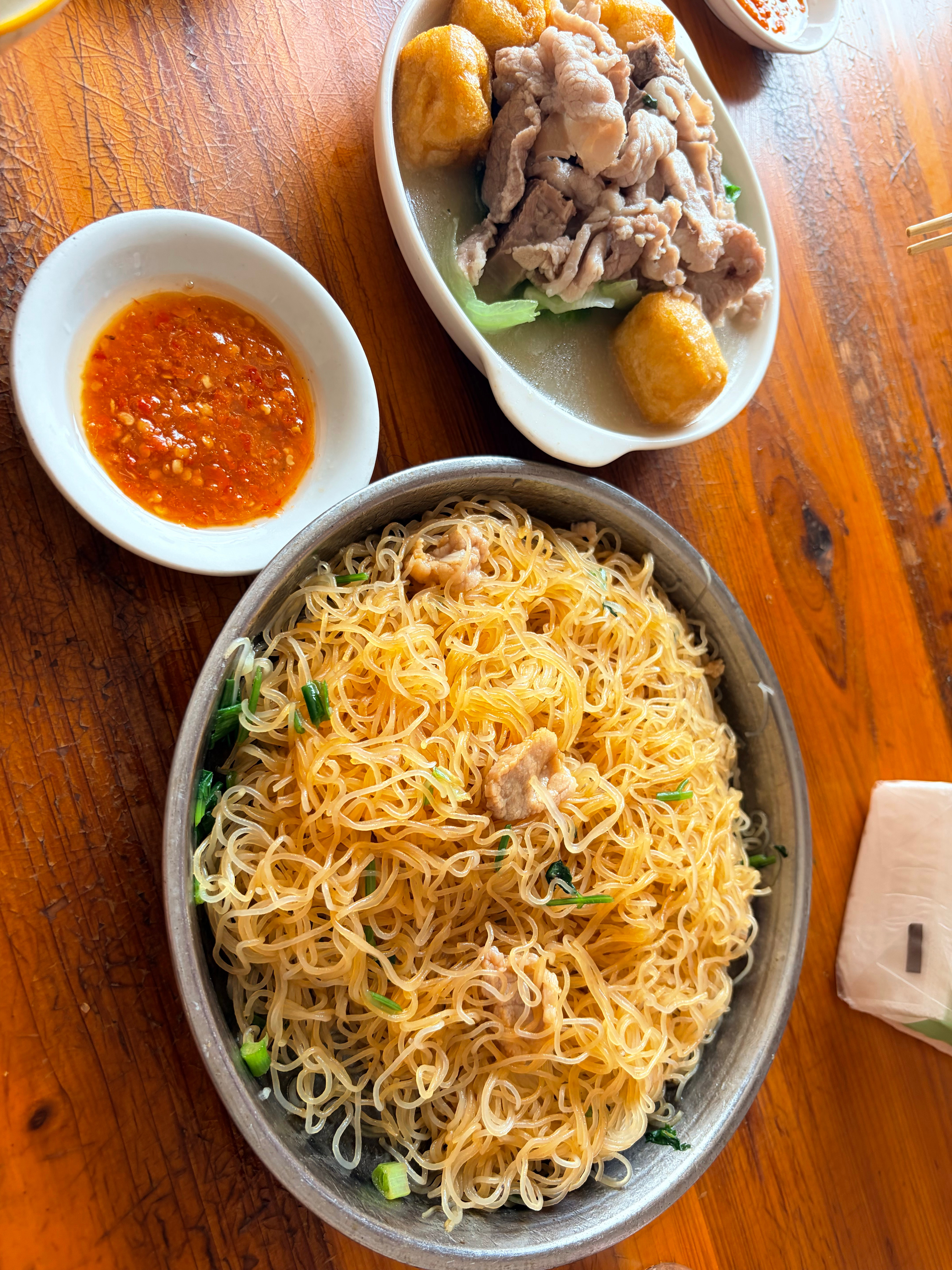 早上退房出来吃早餐了🍳本来想买包子吃的，但是没看到店铺，导航了一下，看到一个粉
