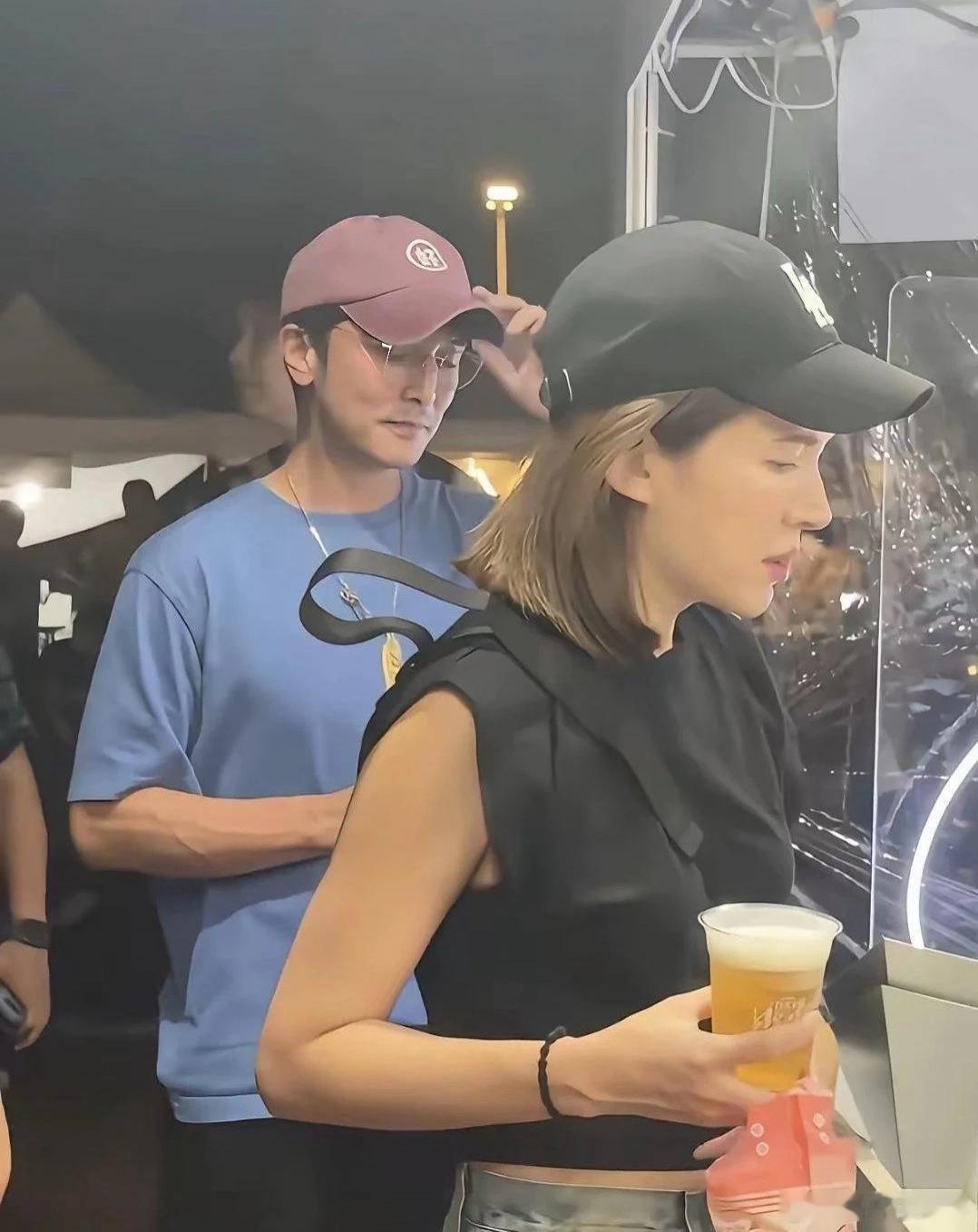 邱泽听到有人夸他老婆漂亮，嘴都有点合不拢了。他老婆确实是好漂亮，素颜看也好美。 