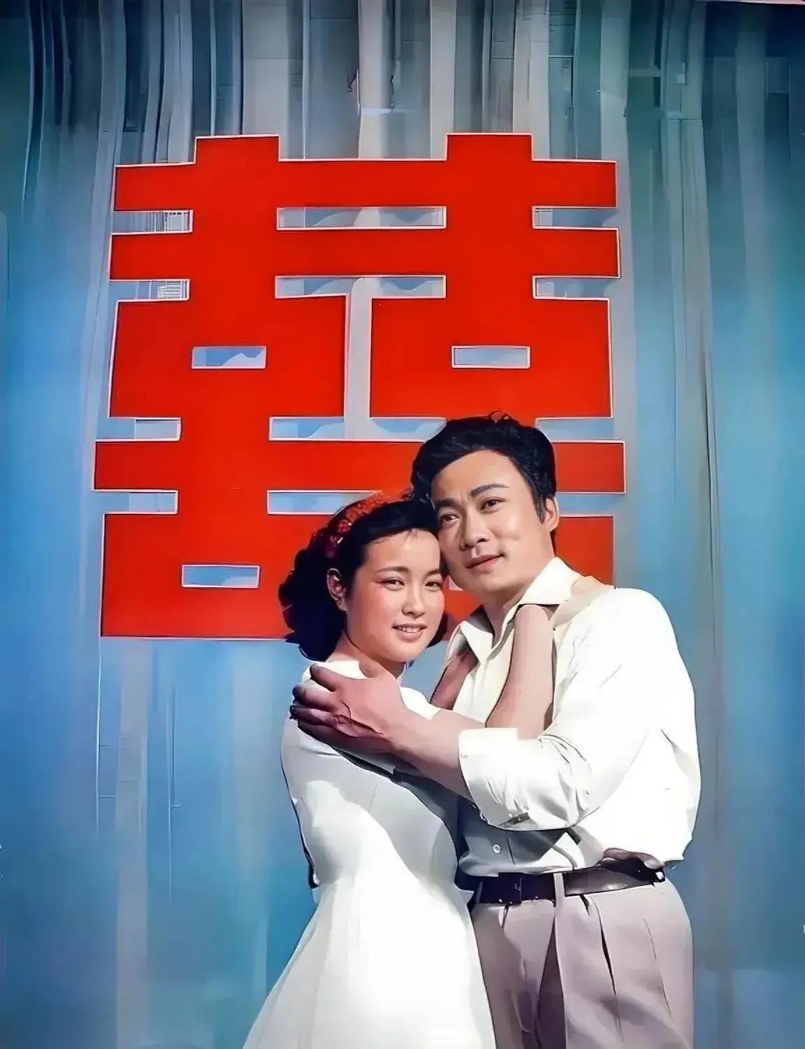 和刘晓庆抱在一起的男士是谁呢？这是哪部剧的剧照呢？     年轻时的刘晓庆眉眼如