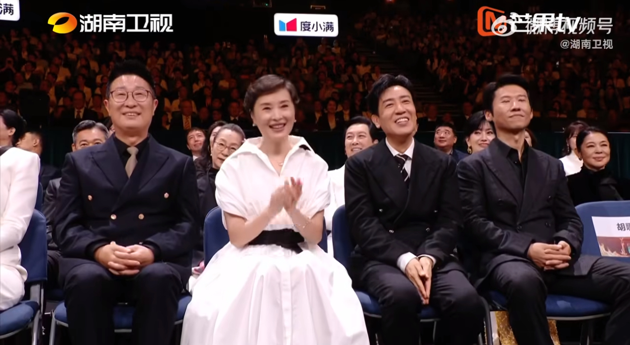 金鹰奖何炅点名第33届金鹰奖晚会特别设置的《追更》环节充满惊喜，何炅携手马丽开启