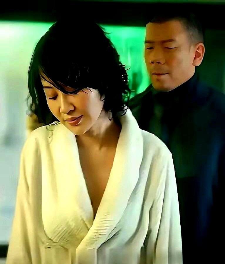 许晴拍完《老炮儿》那场亲密戏后，说了一句挺耐人寻味的话：她没觉得尴尬，反而觉得“