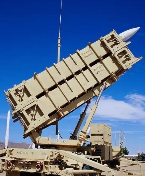 特朗普估计现在很发愁。为啥发愁？因为他手上那笔，卖给台湾的110亿美元武器大单，