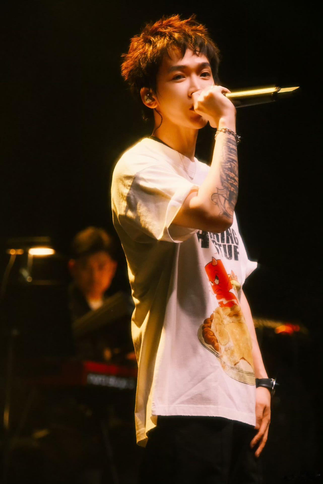 TT来北京就要吃北京人包的烤鸭 对北京人包的烤鸭那是毫无抵抗力。看他那馋样，估计