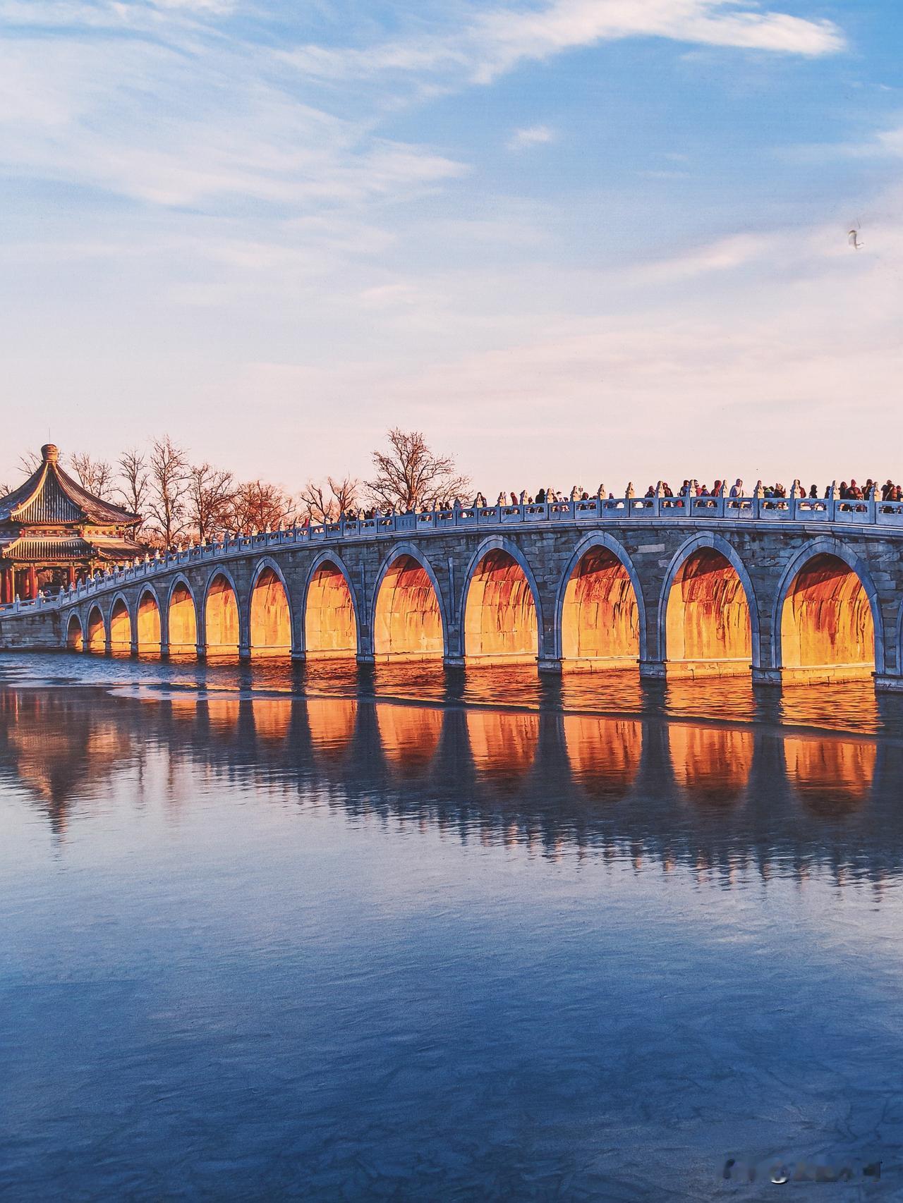 今天下午到颐和园去看金光穿十七孔桥俗称金光穿十七洞。金光穿十七孔桥是指每年冬至前