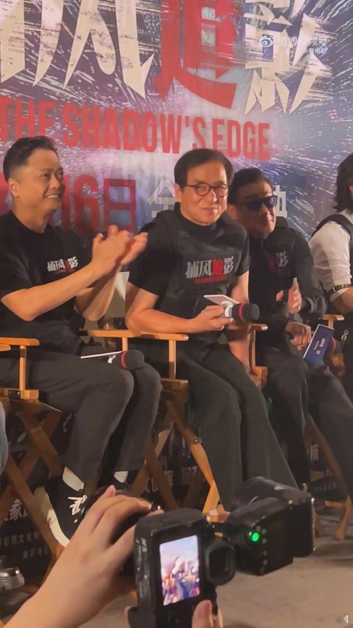 【成龙回应是否考虑退休：“我会演一辈子，演到你们不看为止”】71岁成龙称会演一辈
