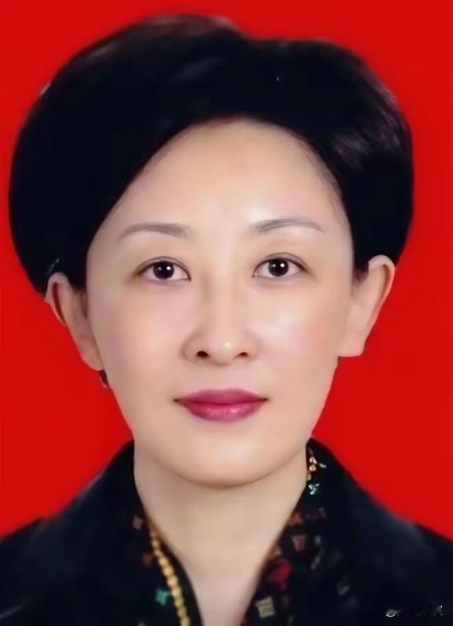 又揪出来一个巨贪，金额高达9.7亿，首富夫人郝斌跨境逃亡失败了

青岛首富夫人郝