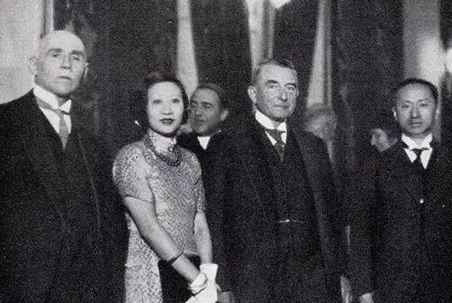 1920年，在布鲁塞尔中国使馆的婚礼上，新娘的手套镶满钻石，婚宴的餐具纯金打造，