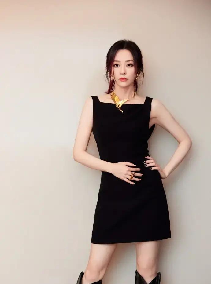 张靓颖凌晨在美国发长文，五连问把合作方直接挂墙头。

她说有人把她还没修完的de