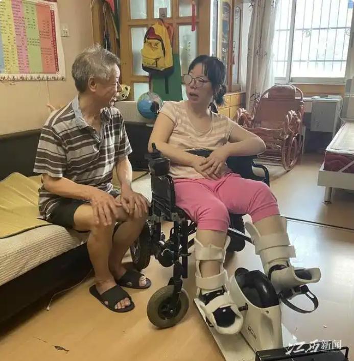 怀孕4个月突发脑干出血，刚生完孩子就又一次脑出血，全身上下只剩一根食指能动。丈夫