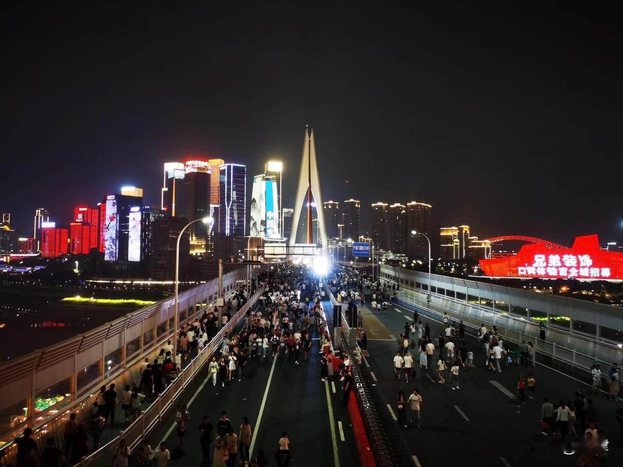 洪崖洞千厮门嘉陵江大桥掠影
2025 年 5 月 3 日 20 时，5 月 3 