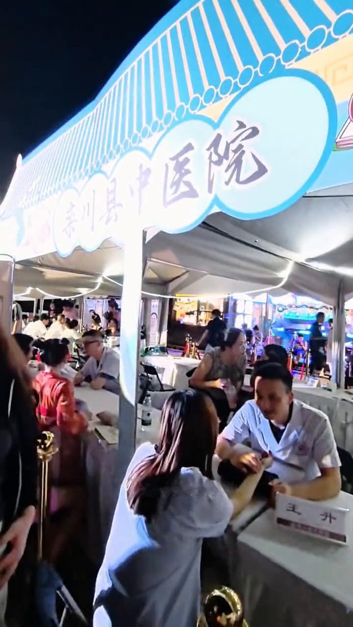 夜游洛邑古城遇上中医药文化市集。
千年中医药潮起正当时，2025年河南省中医药文