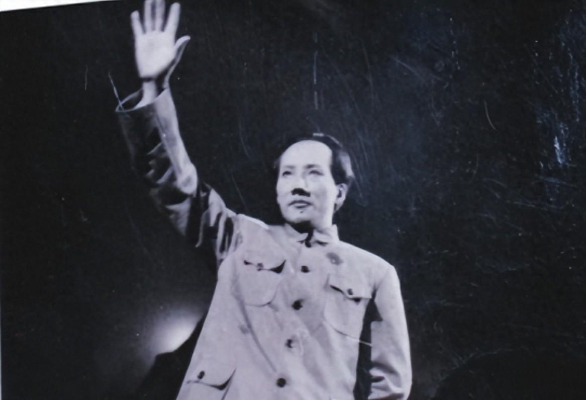 红军长征途中毛主席幽默调侃杨尚昆：你这是赔了夫人又折兵啊？
1936年10月22